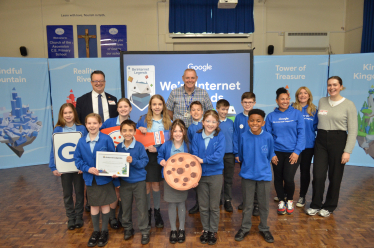 Mike with Deputy Headteacher Chris Bradley, children at Church of the Ascension, and respresentatives from Google and Parent Zone